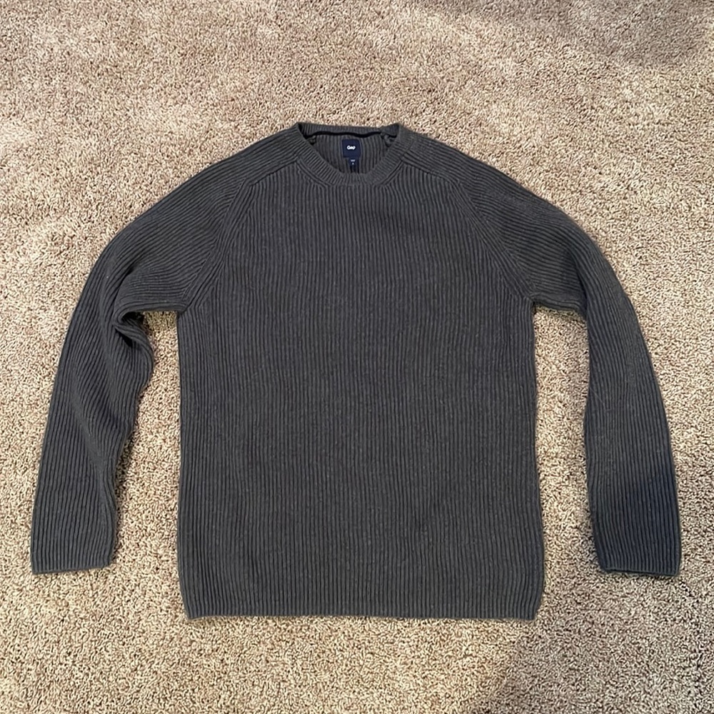 Men’s ribbed gray sweater